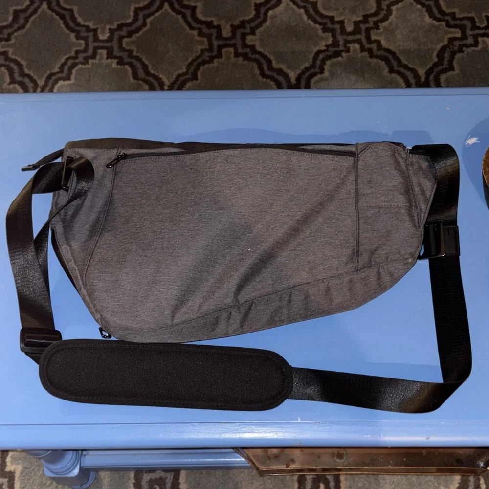 Urban Nature Gray Men's Crossbody Bag with magnetic closure.